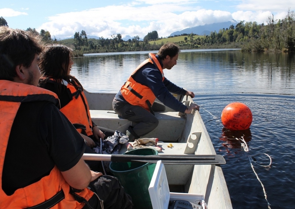 Investigadores instalan boyas de monitoreo para estudiar  lagos de la Región