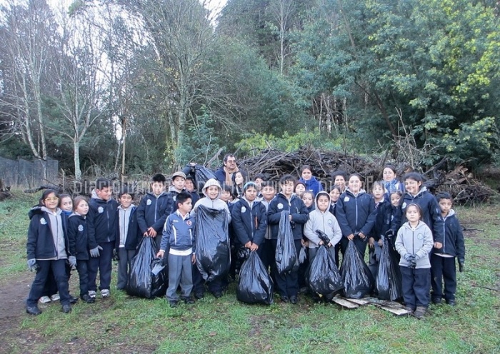 Estudiantes de la escuela Enrique Hevia Labbé contribuyen a la limpieza del Parque Educativo Riñihue 