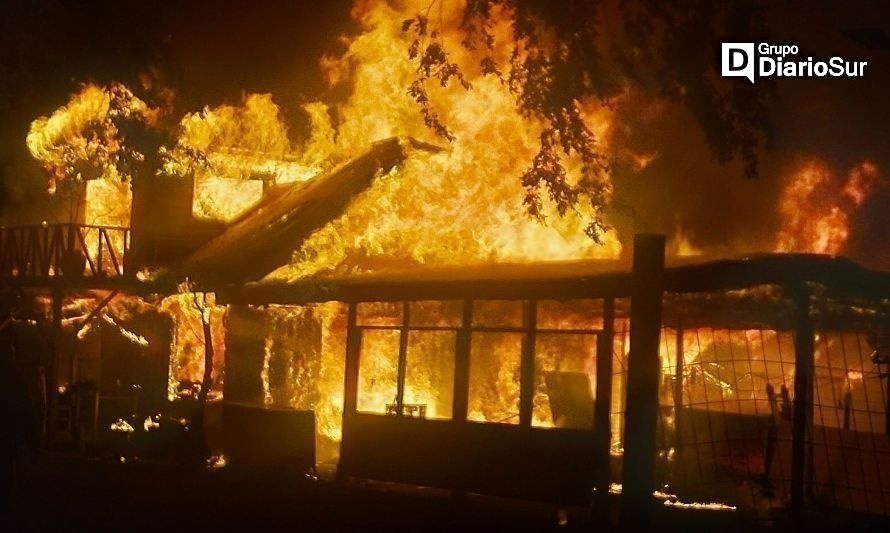 Violento incendio consumió vivienda en sector rural de Río Bueno