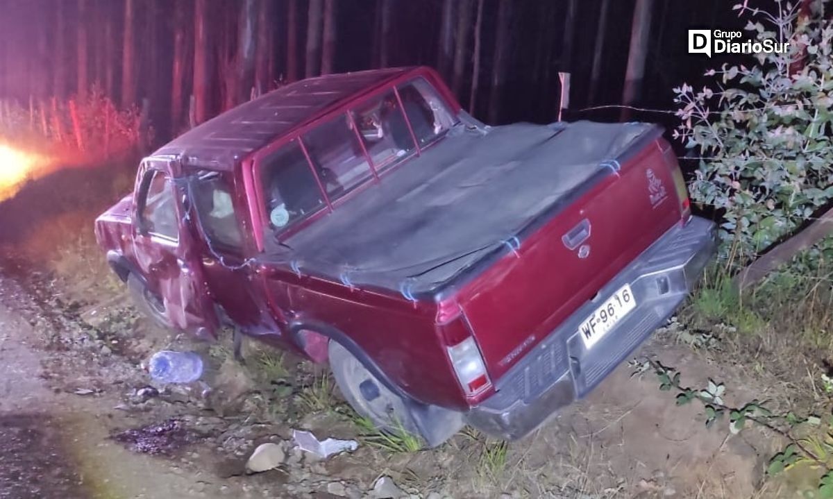 Conductor debió ser trasladado al Hospital de Osorno: camioneta volcó en La Unión 