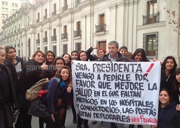 Concejal Hugo Silva protestó frente a La Moneda y Ministerio de Salud 