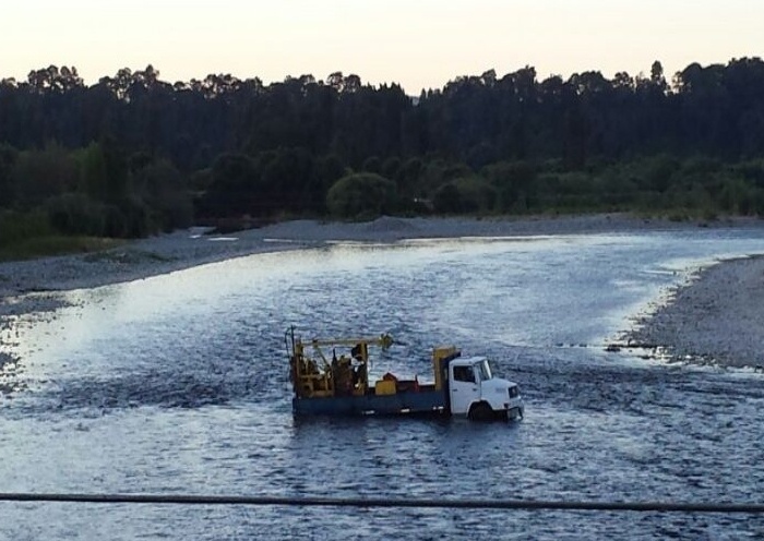 ¿Qué hace este misterioso camión en medio del río Quinchilca?