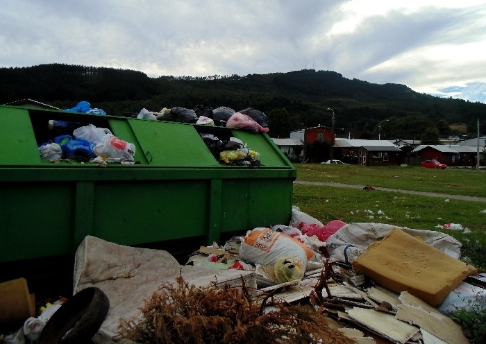 Contenedor de basura de población Collilelfu rebalsó con desechos 