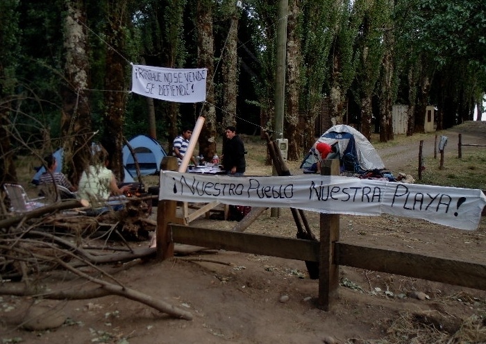 Vecinos de Riñihue mantienen toma pacífica en el acceso al camping 