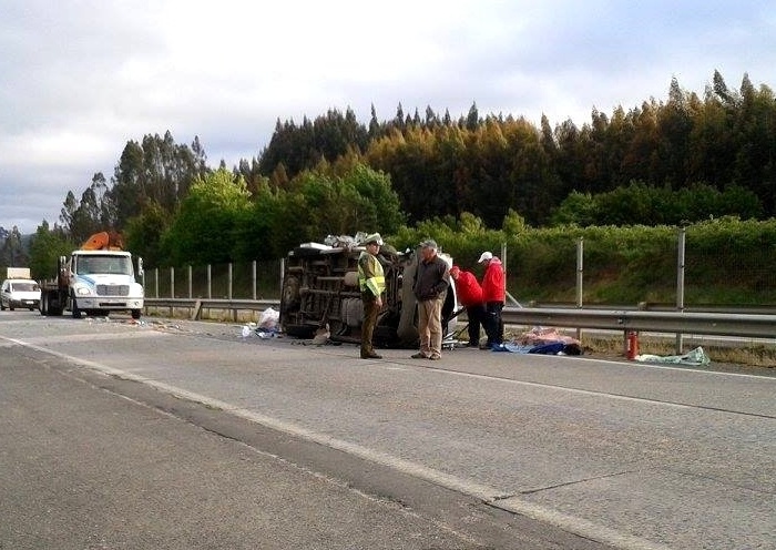 Nuevo accidente de tránsito en Los Lagos: furgón volcó luego a chocar a camión