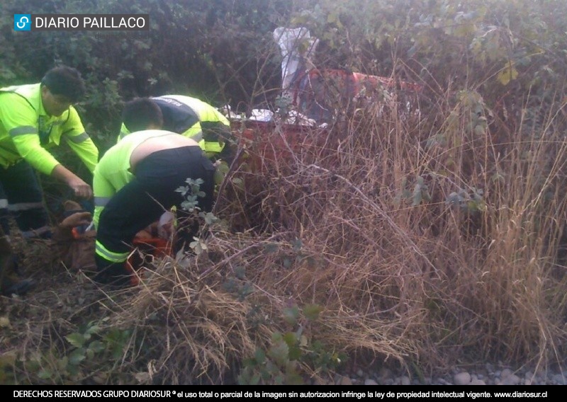 Camioneta volcó en el camino viejo hacia Pichirropulli