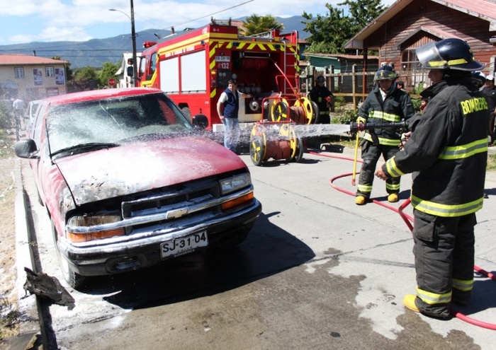 Vehículo de conocido mueblista se incendió en pleno centro de Futrono