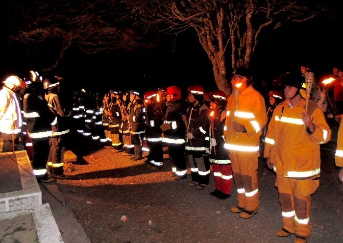 Bomberos de Los Lagos conmemora 70 años de servicio a la comuna con romería nocturna al cementerio municipal