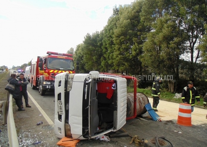 Desperfecto mecánico produjo volcamiento de camión en ruta 5 Sur