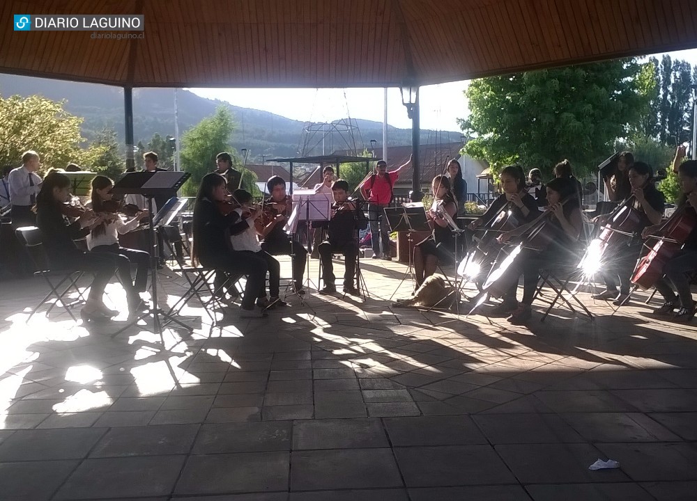 Orquesta Sinfónica Estudiantil de Los Lagos ofreció concierto en la Plaza de la República