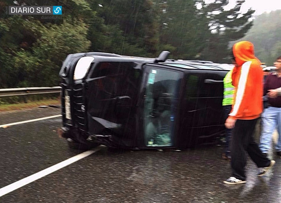 Vehículo perdió el control y volcó en la  ruta 5 Sur