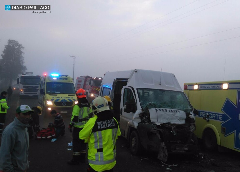 Una persona falleció en colisión entre furgón escolar y bus