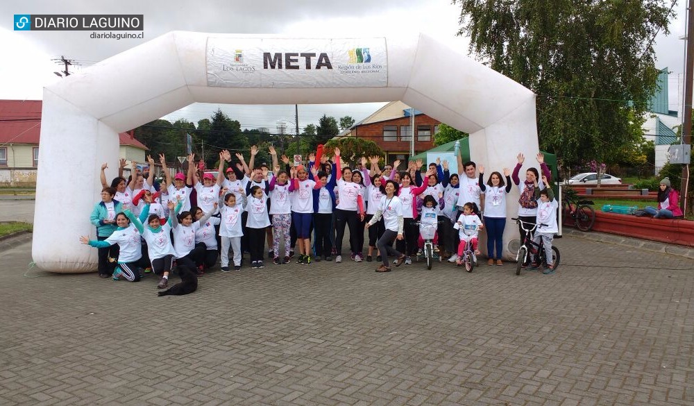 Bajo el slogan "Juntas somos más fuertes previene el cáncer de mama", Cesfam de Los Lagos organizó corrida familiar