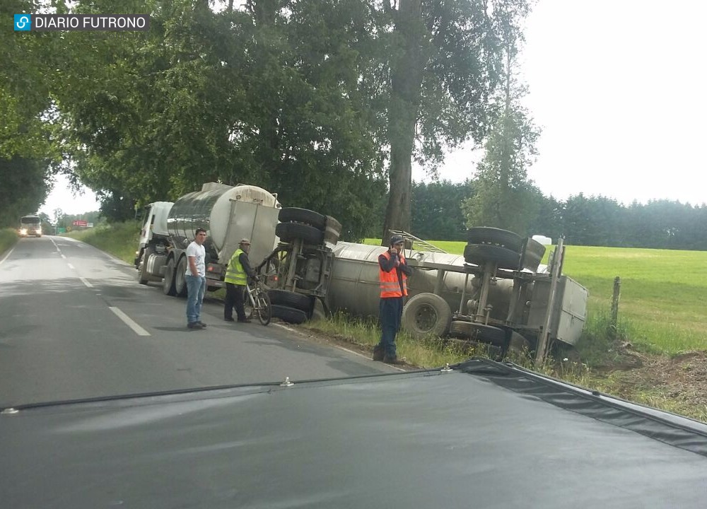 Camión volcó carro en la ruta que une Futrono y Reumén