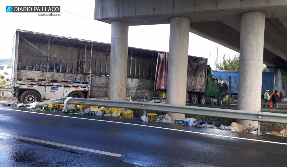 Camión de CCU protagonizó accidente en la pasarela Socoepa en Paillaco