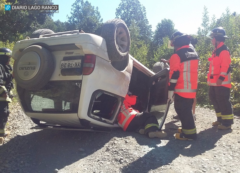 Auto volcó de campana en sector rural de Lago Ranco