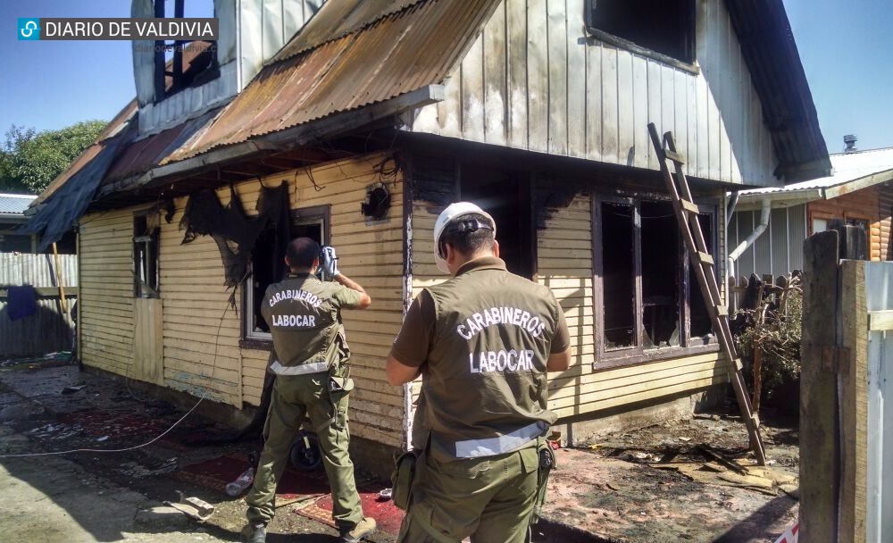 Peritos de Carabineros investigan causas de incendio en San José