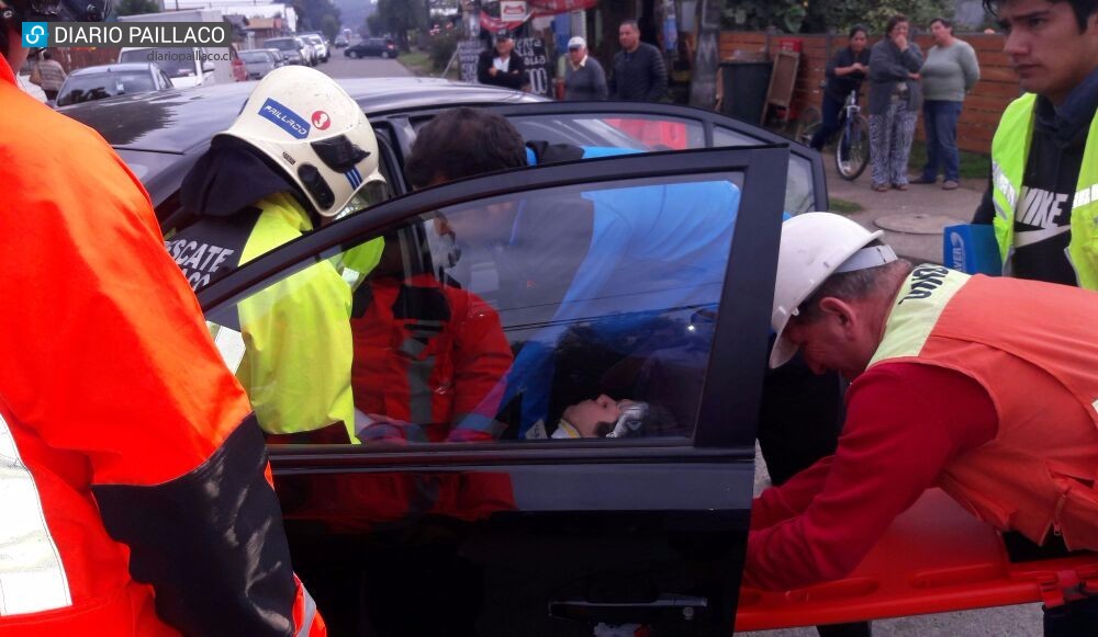 Dos lesionados dejó fuerte colisión de furgón escolar y automóvil en Paillaco