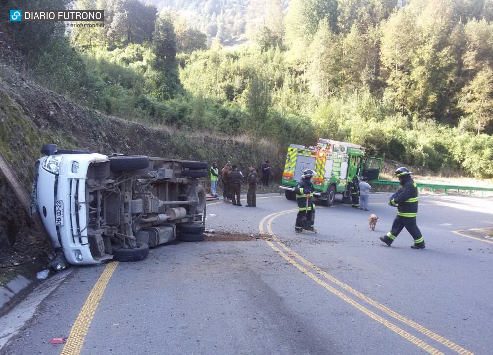 Lago Ranco: Dos personas resultaron lesionadas tras volcar en cuesta Miraflores