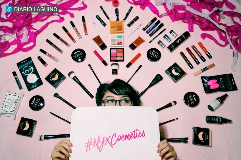 Joven laguina compite en concurso de maquillaje artístico