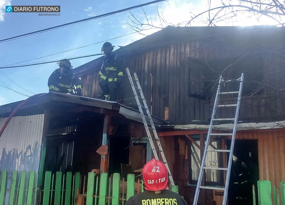 3 damnificados tras incendio que destruyó casa de un adulto mayor en Futrono