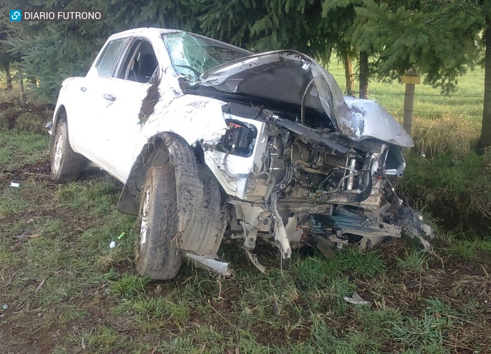 Choque de camioneta contra un árbol dejó una mujer lesionada en Futrono