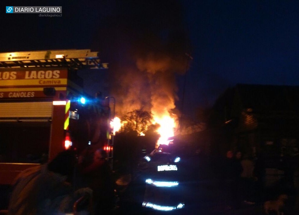 Fuego arrasó con vivienda en Los Lagos y dejó 4 damnificados