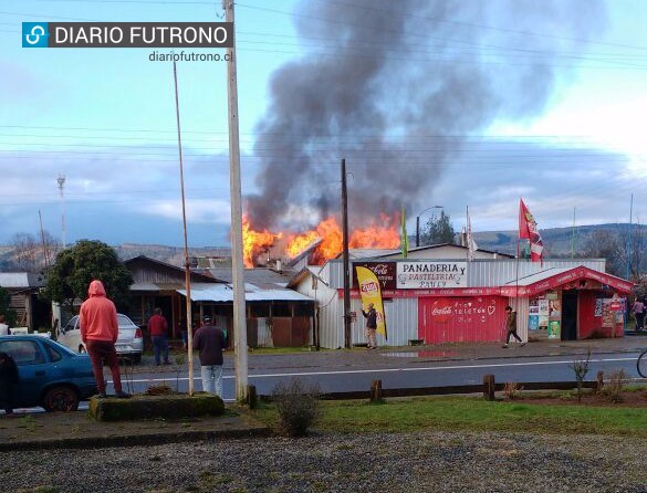 Futrono: Incendio afecta parte posterior de conocida panadería en Nontuelá