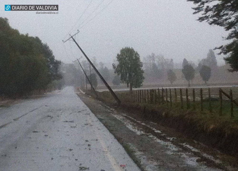 Fuerte temporal de viento y lluvia azota a la región de Los Ríos