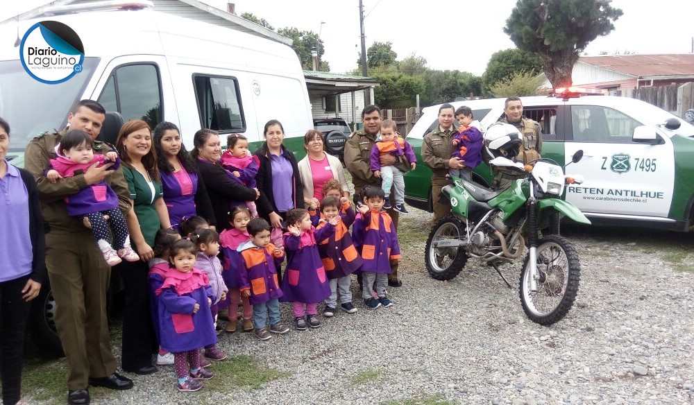 Pequeñitos inauguraron año escolar con visita a Carabineros de Antilhue