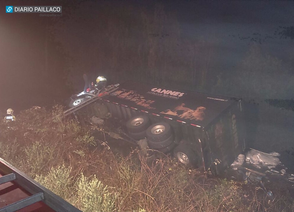 Camión volcó a un costado de la Ruta 5 Sur a la altura del sector Los Cortes