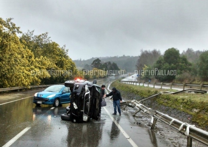 Camioneta volcó cerca del puente Patricio Ríos en la ruta 5 Sur