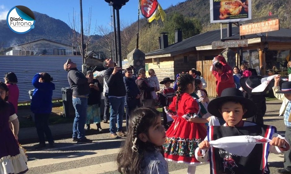 Majestuoso cóndor descendió de la cordillera y acompañó la cuecada de la Escuela Fronteriza de Llifén