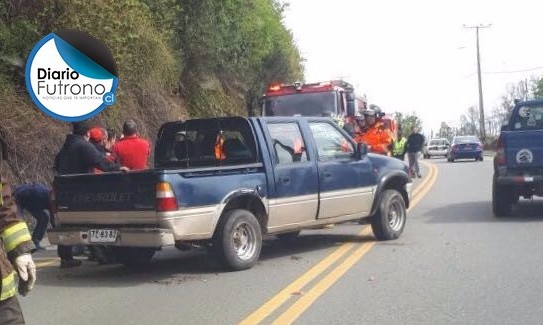  Familia volcó su vehículo por esquivar un camión en la ruta Futrono-Llifén