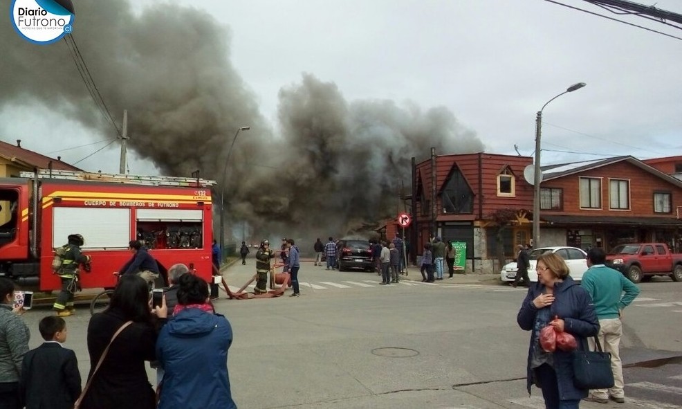 Incendio consumió céntrico local de comidas en Futrono