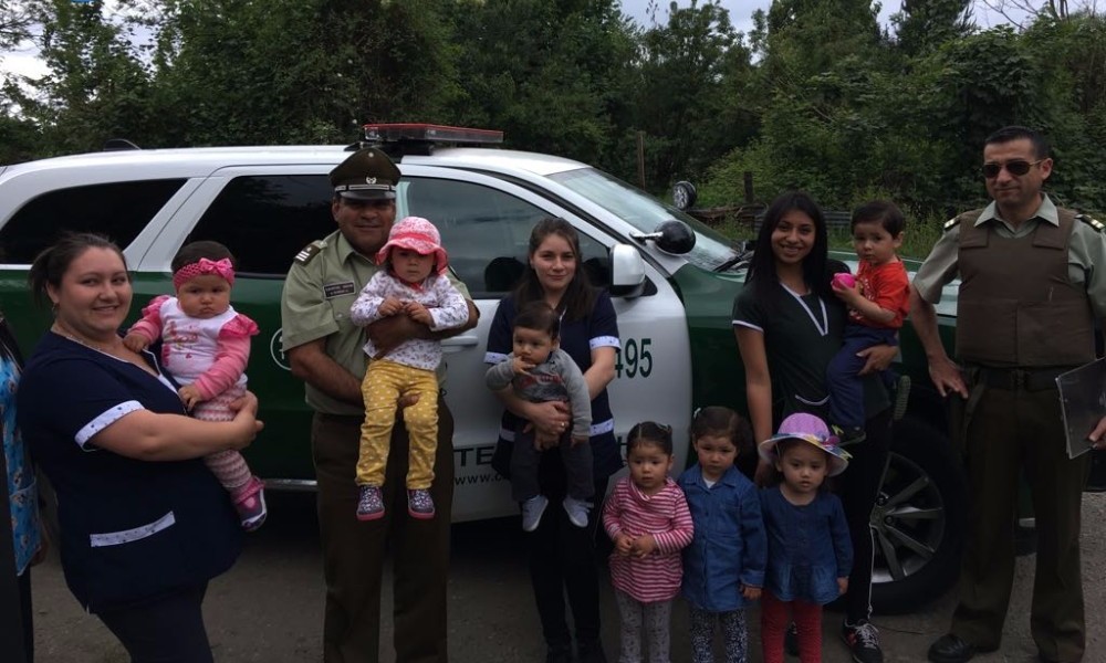 Carabineros de Antilhue sorprendieron a pequeños de jardín infantil “Semillitas de Amor”