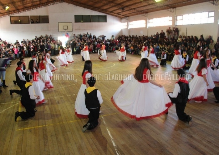 Latinoamérica se hizo presente en hermosa gala del Colegio María Deogracia de Futrono