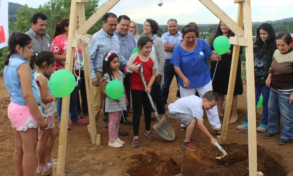 Colocaron primera piedra del Mirador Los Lagos en el barrio Los Bosques