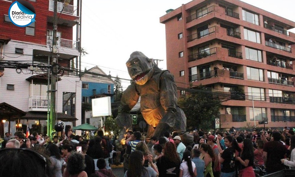 Marionetas gigantes fueron parte del Verano en Valdivia en sector costanera