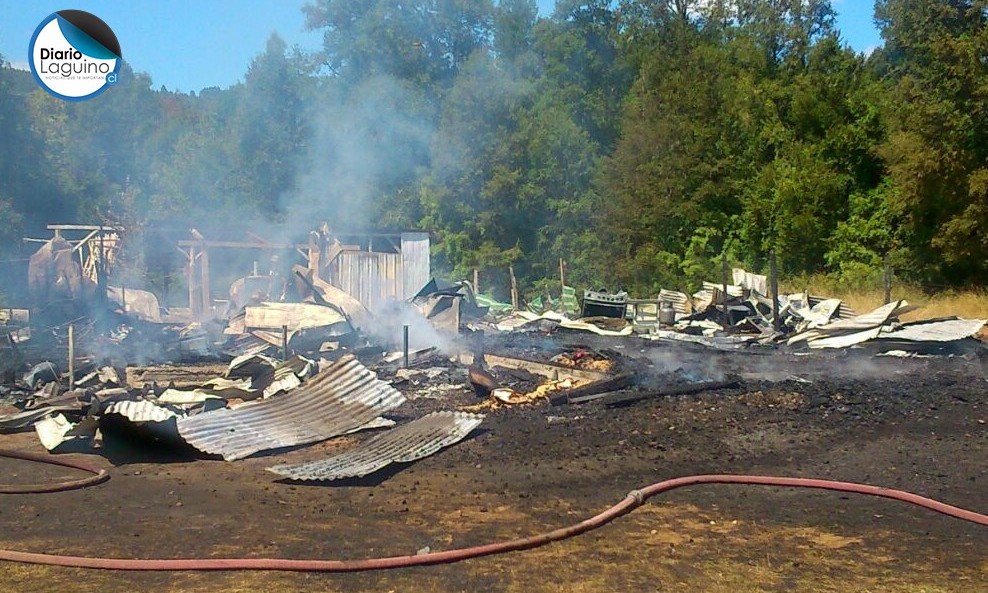 Incendio destruyó vivienda en Los Lagos y dejó a 4 personas damnificadas 