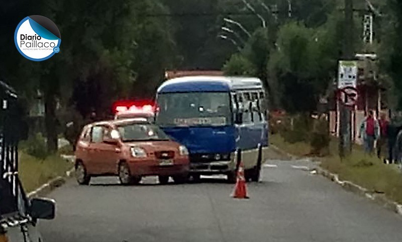 Colisión de auto con minibús procedente de Los Lagos dejó un herido en Paillaco