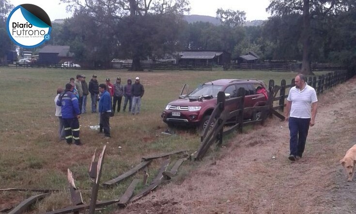 Vehículo volcó en ruta Futrono-Llifén y una persona resultó herida