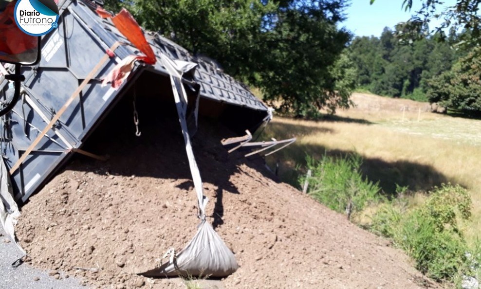 Camión con fertilizantes perdió parte de su carga en acceso a Futrono