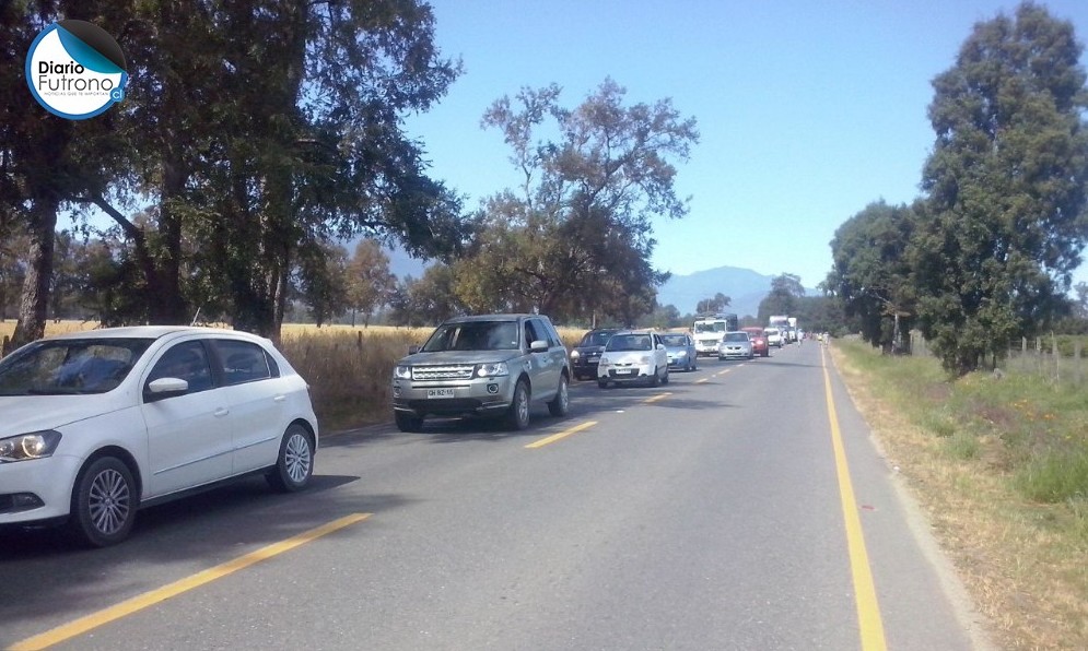 Taco kilométrico en acceso a Futrono por retiro de carro de camión volcado