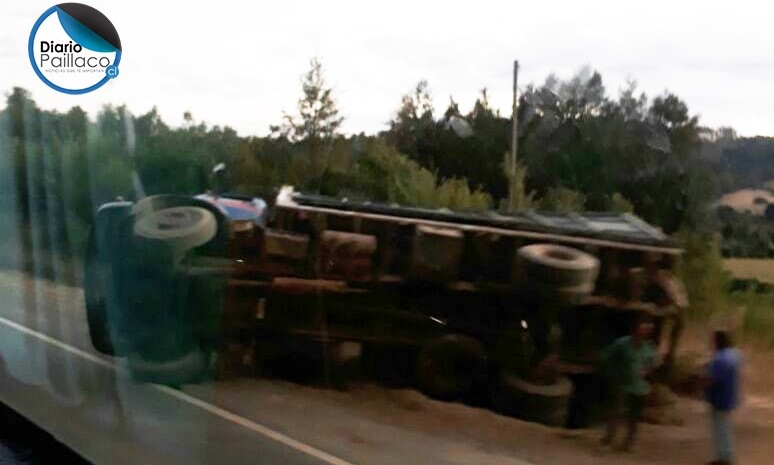 Camión volcó en las cercanías del cruce La Betonera, ruta Paillaco - Valdivia