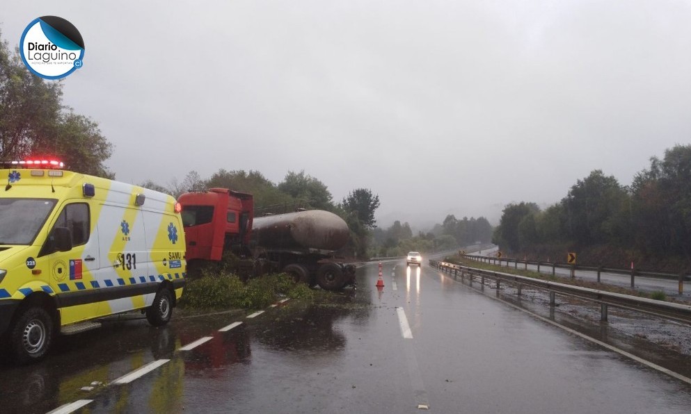 Un lesionado dejó colisión de camiones en ruta 5 sur, altura de Los Lagos 