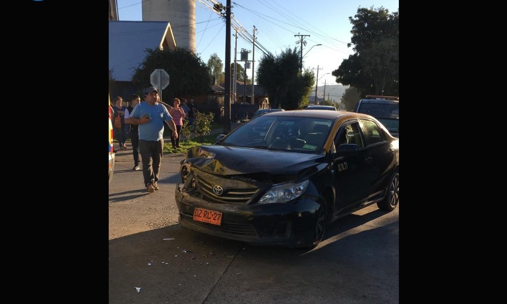 Una persona lesionada tras colisión entre taxi y camioneta en Paillaco