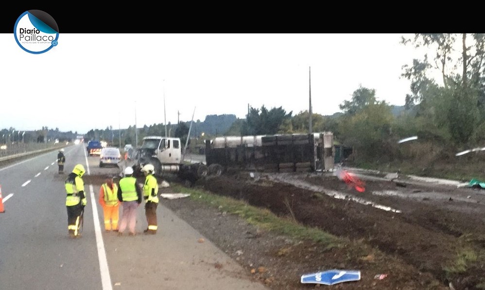 Camión de transporte de desechos volcó en Paillaco