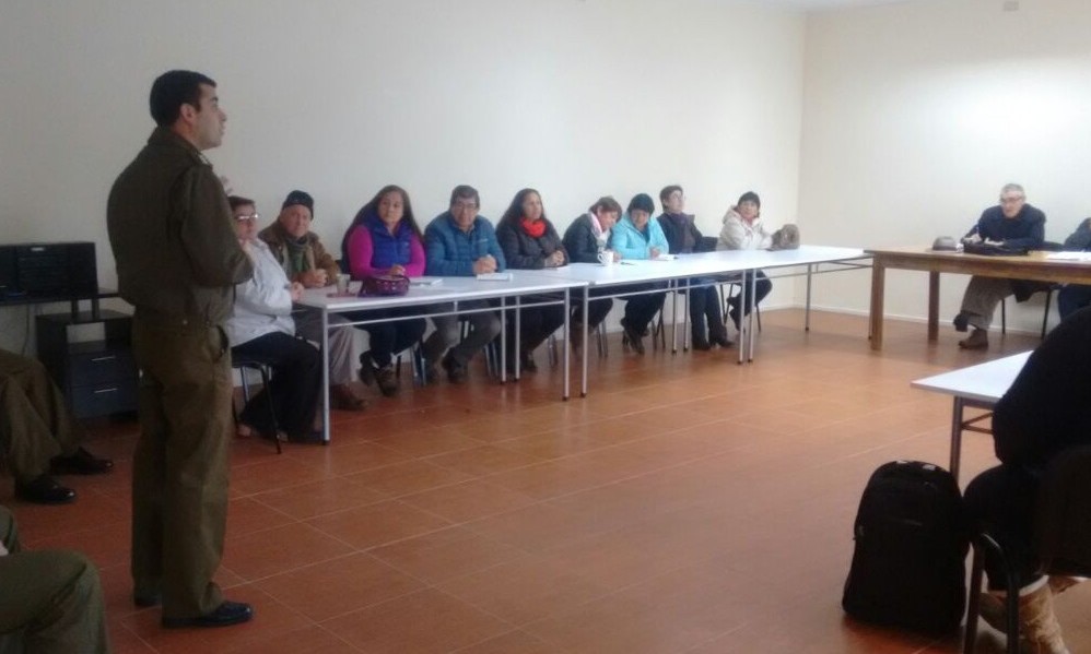 Dirigentes vecinales y Carabineros de Los Lagos dialogaron sobre prevención de delitos 