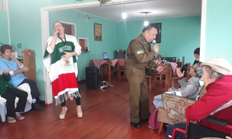 Carabineros llevó música del recuerdo a hogares de ancianos 